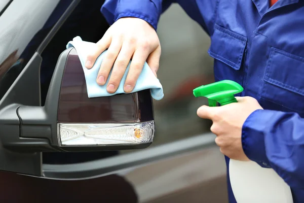 Man cleaning car — Stock Photo, Image