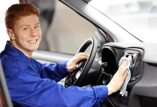 Młody Człowiek Polerowanie Wnętrze Pojazdu — Zdjęcie stockowe