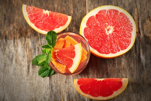 Ripe grapefruits and fresh juice with mint, close up — Stock Photo, Image