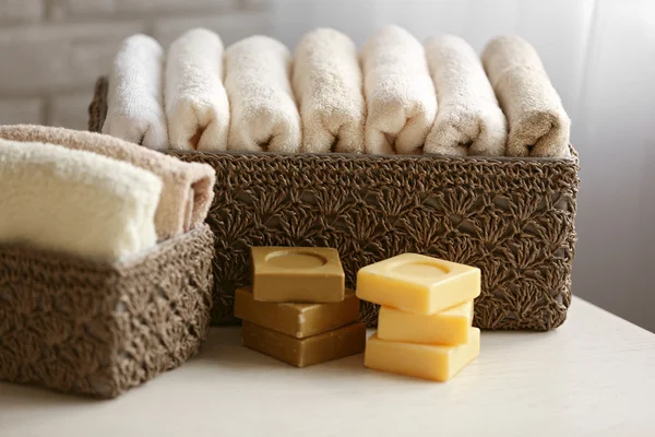 Корзина с полотенцами внутри и мылом — стоковое фото