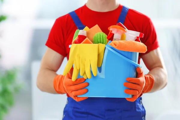 Hausmeister mit Reinigungsprodukten — Stockfoto
