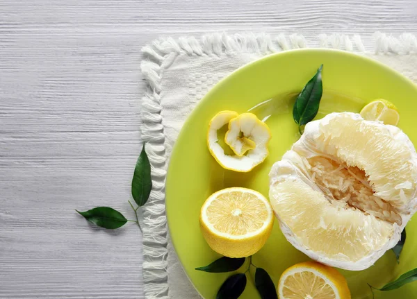 Cítricos frescos en el plato verde . —  Fotos de Stock