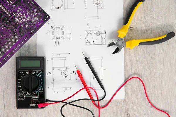 Project tekening en digitale multimeter — Stockfoto