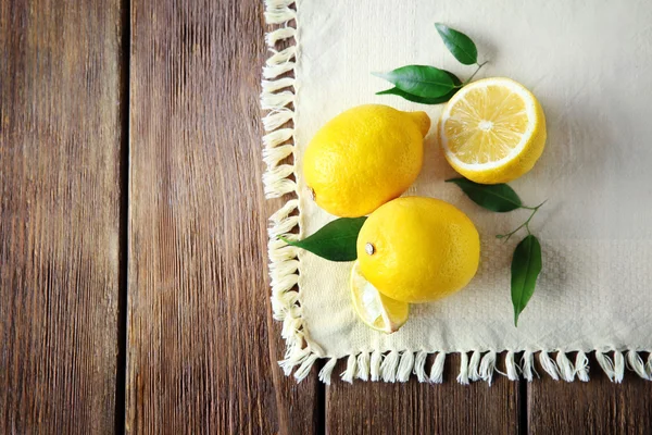Verse citroenen op een houten tafel. — Stockfoto