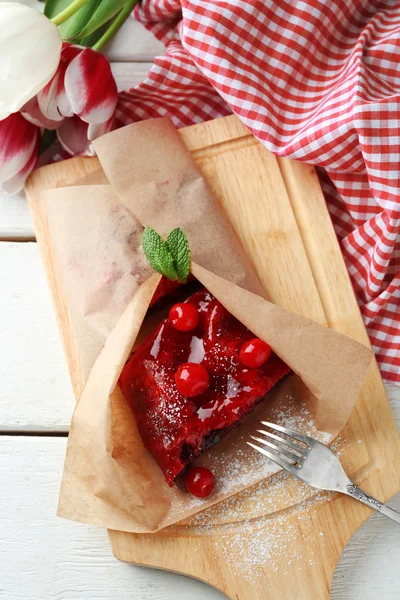 Cherry strudel met munt en vork op snijplank — Stockfoto