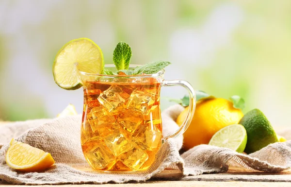 Un vaso de té helado con limón en un saco —  Fotos de Stock