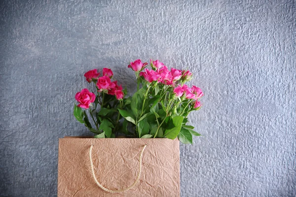 Rosas cor-de-rosa em saco de papel — Fotografia de Stock