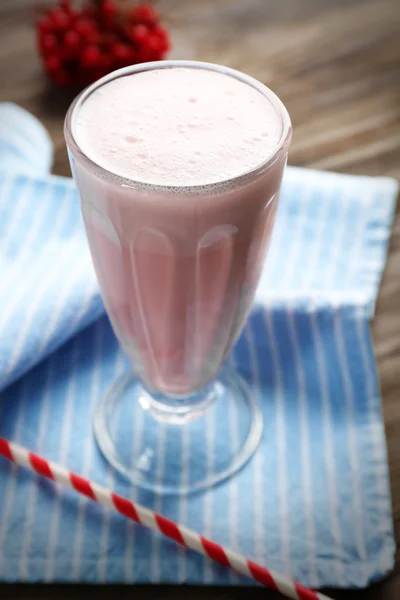 Szkła milkshake owoców na niebieski pasiasty serwetka zbliżenie — Zdjęcie stockowe