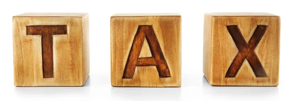Слово TAX написано на деревянных кубиках — стоковое фото