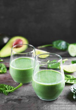 Siyah arka plan üzerine taze avokado güler yüzlü