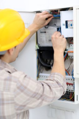 Voltaj kontrol elektrikçi