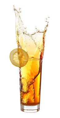 Buz limon çay sıçrama, üzerinde beyaz izole