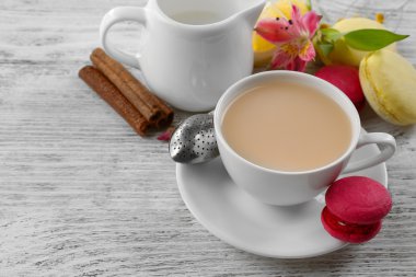 Süt ve kurabiye hafif ahşap masa üzerinde demlenmiş çay