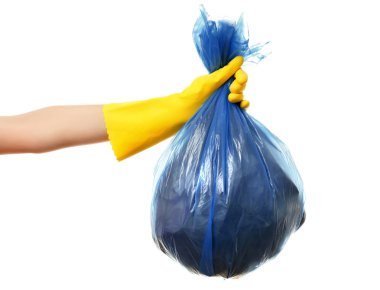 Çöp torbası tutan el