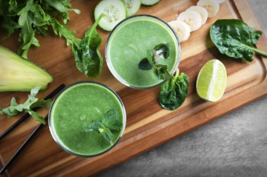 Ahşap tahta üzerinde taze avokado smoothies
