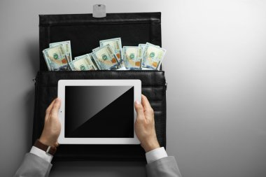 İşadamı tablet ve para ile 