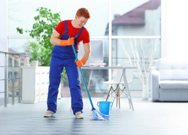 Fırça ile genç temizlikçi  