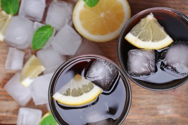 İki bardak kola küpleri buz ve limon, closeup ile