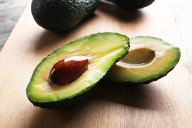 Ahşap kesme tahtası üzerinde dilimlenmiş avokado