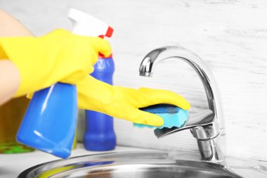 Bir musluk temizlik eller 