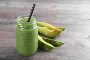 Ahşap arka plan dilimleri ile taze avokado güler yüzlü