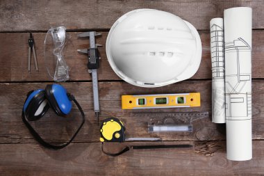 Kask ve bir ahşap arka plan.