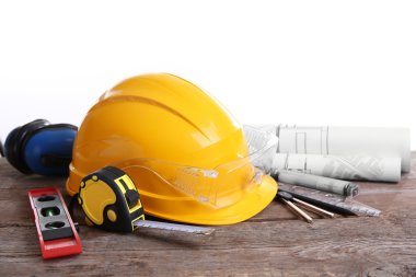 Sarı kask ve plan üzerinde beyaz bir arka plan.