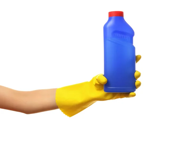 Mão feminina segurando garrafa detergente — Fotografia de Stock