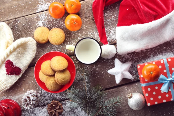 Komposition mit Weihnachtsmütze — Stockfoto