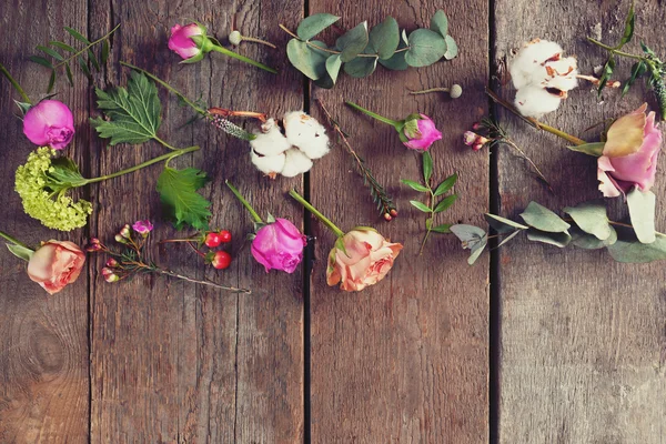 Flores sobre fondo de madera — Foto de Stock