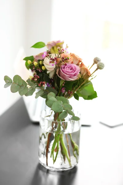 Pot van rozen op tafel — Stockfoto