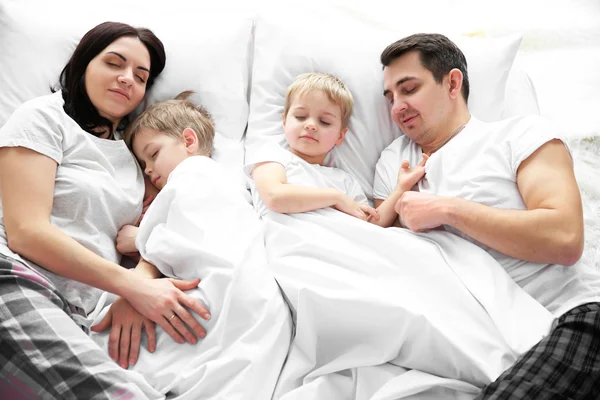 Familia Durmiendo Cama Primer Plano — Foto de Stock