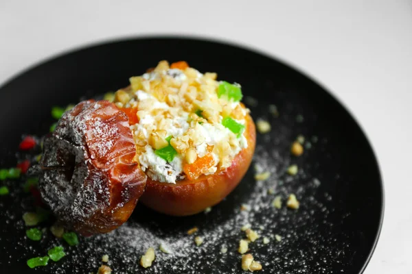 Bakade äpple med keso, russin, kanderad frukt och nötter på svart plåt — Stockfoto