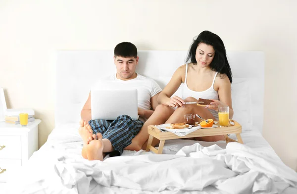 Preciosa Pareja Desayunando Cama — Foto de Stock