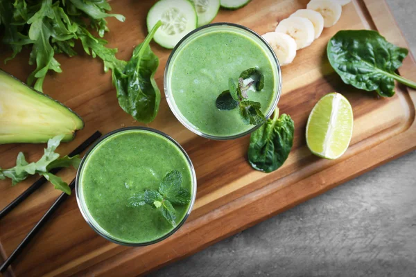 Ahşap tahta üzerinde taze avokado smoothies