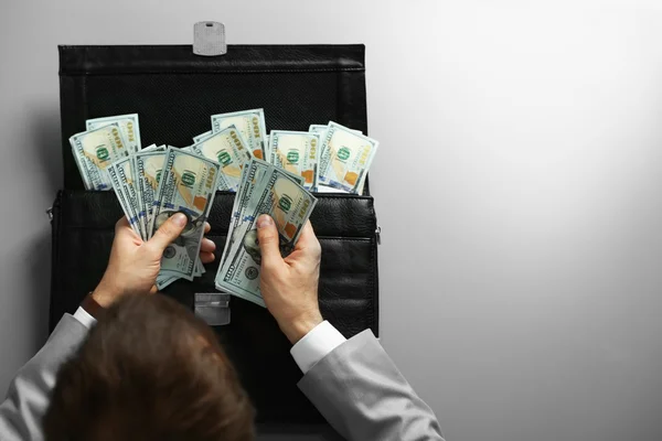 Hombre contando dinero — Foto de Stock