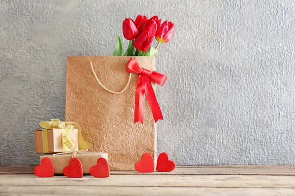 Tulipes rouges dans un sac en papier — Photo