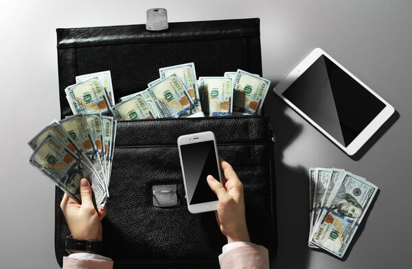 Деловая женщина с мобильным телефоном
