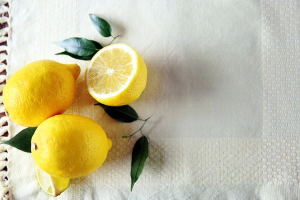 Limoni freschi su una tovaglia . — Foto Stock