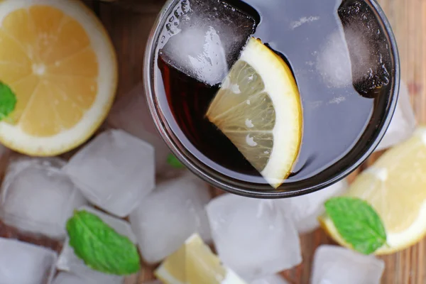 Bicchiere di cola con cubetti di ghiaccio e limone, primo piano — Foto Stock