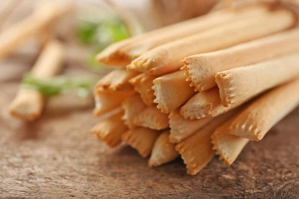 Montón de palitos de pan en la mesa de madera —  Fotos de Stock