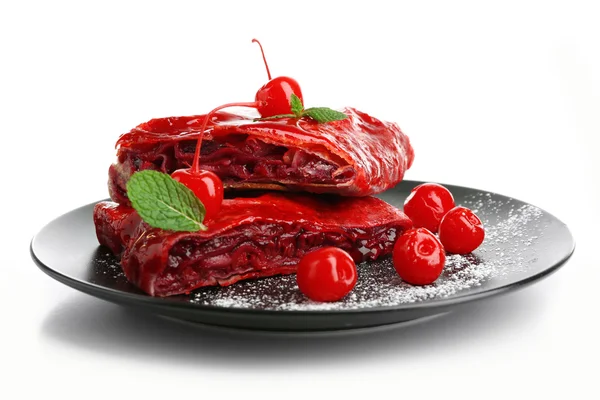 Strudel de cereza con menta en placa, aislado en blanco — Foto de Stock