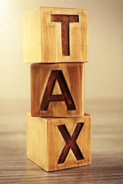 Налоговая концепция с деревянными блоками — стоковое фото