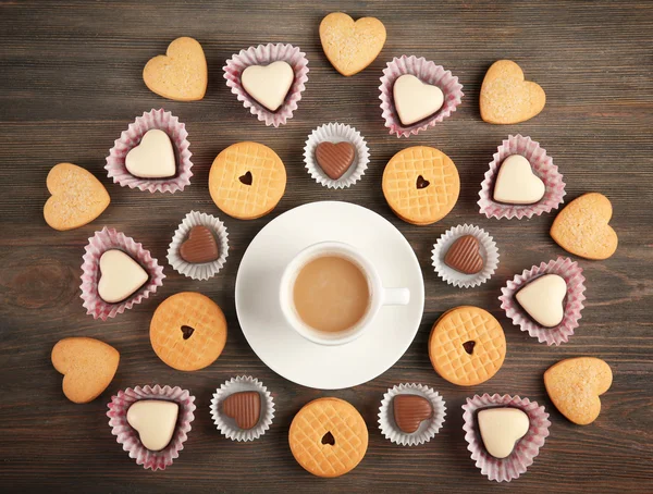 Concetto Valentine. Composizione di tazza, biscotti e caramelle su sfondo blu — Foto Stock