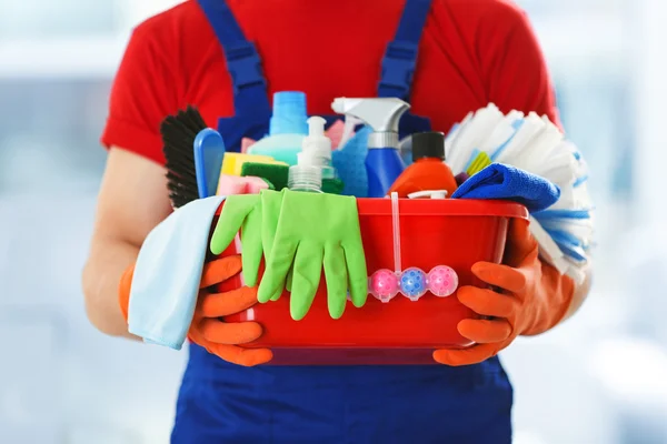 Zelador segurando produtos de limpeza — Fotografia de Stock