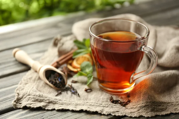 Šálek čaje na dřevěném stole — Stock fotografie