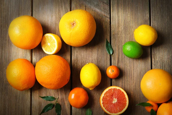 新鲜柑橘类水果放在木制桌子上. — 图库照片
