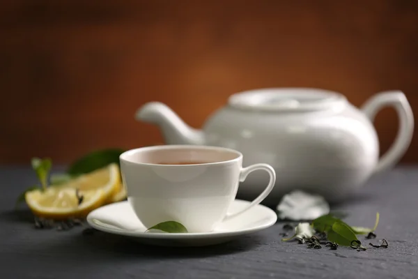 Taza de té y tetera en la mesa —  Fotos de Stock