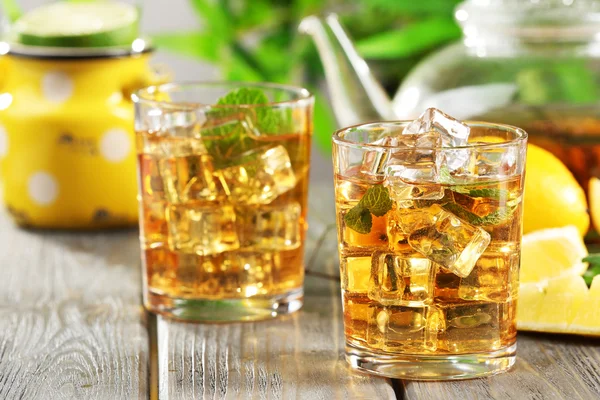 Dos vasos de té helado con limón sobre una mesa — Foto de Stock