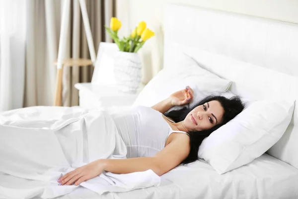 Mujer acostada en la cama — Foto de Stock